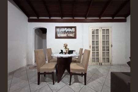 Casa à venda com 131m², 2 quartos e 2 vagasSala