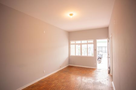 Casa à venda com 950m², 3 quartos e 1 vaga Casa à venda com 950m², 3 quartos e 1 vagaSala