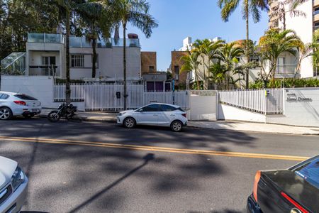 Casa de condomínio à venda com 242m², 3 quartos e 2 vagas Casa de condomínio à venda com 242m², 3 quartos e 2 vagasFachada