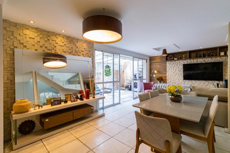 Casa de condomínio à venda com 242m², 3 quartos e 2 vagas Casa de condomínio à venda com 242m², 3 quartos e 2 vagasSala