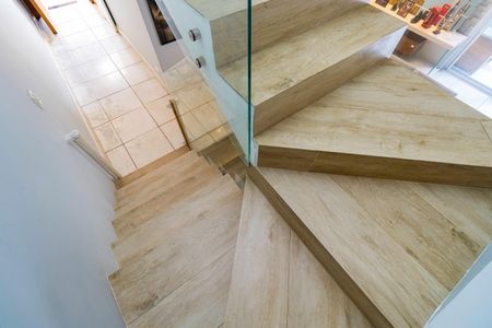 Casa de condomínio à venda com 242m², 3 quartos e 2 vagas Casa de condomínio à venda com 242m², 3 quartos e 2 vagasEscada