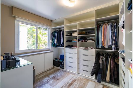 Casa de condomínio à venda com 242m², 3 quartos e 2 vagas Casa de condomínio à venda com 242m², 3 quartos e 2 vagasCloset Suíte 1