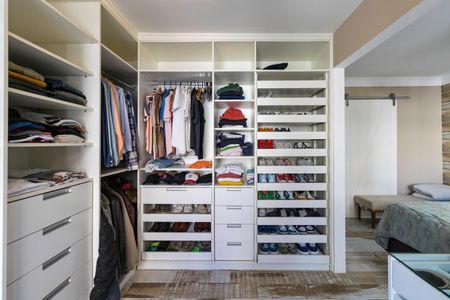 Casa de condomínio à venda com 242m², 3 quartos e 2 vagas Casa de condomínio à venda com 242m², 3 quartos e 2 vagasCloset Suíte 1