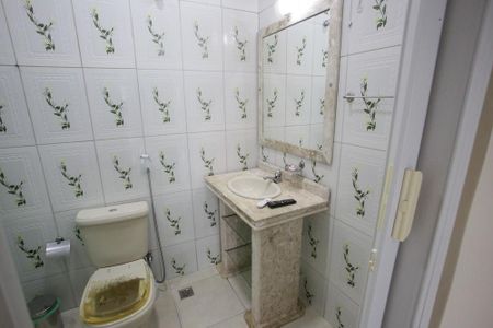 Casa de condomínio para alugar com 300m², 3 quartos e 2 vagasBanheiro da Suíte 2