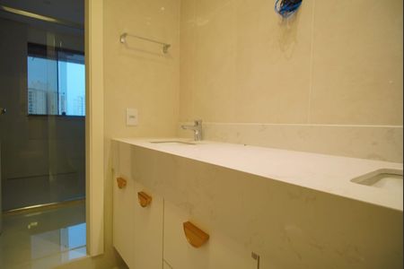 Apartamento para alugar com 200m², 3 quartos e 3 vagas Apartamento para alugar com 200m², 3 quartos e 3 vagasBanheiro da Suite 1