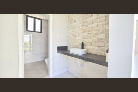 Casa de condomínio à venda com 242m², 4 quartos e 4 vagasBanheiro social