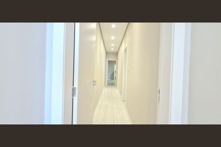 Casa de condomínio à venda com 242m², 4 quartos e 4 vagasCorredor