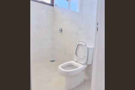 Casa de condomínio à venda com 242m², 4 quartos e 4 vagasBanheiro social