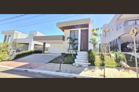 Casa de condomínio à venda com 242m², 4 quartos e 4 vagasFachada