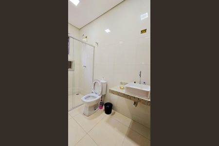 Casa à venda com 217m², 4 quartos e 3 vagas Casa à venda com 217m², 4 quartos e 3 vagasBanheiro da Suíte 1