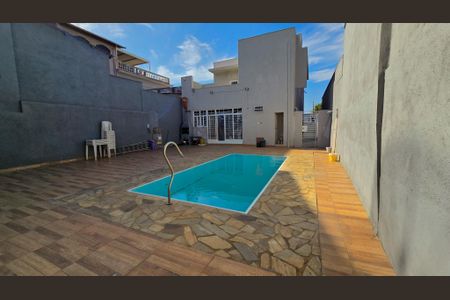 Casa à venda com 217m², 4 quartos e 3 vagas Casa à venda com 217m², 4 quartos e 3 vagasÁrea Externa