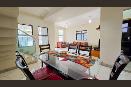 Casa à venda com 217m², 4 quartos e 3 vagas Casa à venda com 217m², 4 quartos e 3 vagasSala