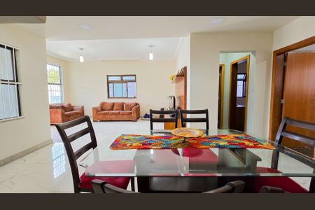 Sala de casa à venda com 4 quartos, 217m² em Sagrada Família, Belo Horizonte