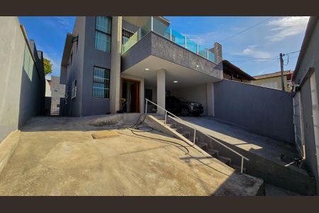 Casa à venda com 217m², 4 quartos e 3 vagas Casa à venda com 217m², 4 quartos e 3 vagasFachada