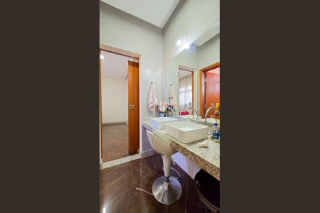 Casa à venda com 217m², 4 quartos e 3 vagas Casa à venda com 217m², 4 quartos e 3 vagasBanheiro da Suíte 3