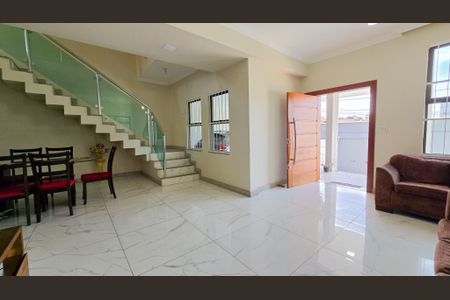 Casa à venda com 217m², 4 quartos e 3 vagas Casa à venda com 217m², 4 quartos e 3 vagasSala
