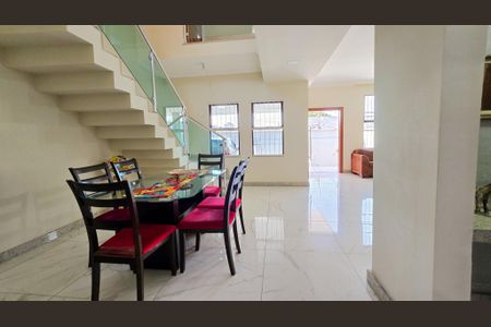 Casa à venda com 217m², 4 quartos e 3 vagas Casa à venda com 217m², 4 quartos e 3 vagasSala