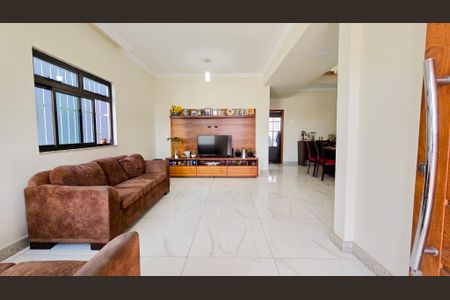 Sala de casa à venda com 4 quartos, 217m² em Sagrada Família, Belo Horizonte