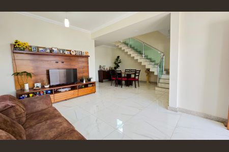 Sala de casa à venda com 4 quartos, 217m² em Sagrada Família, Belo Horizonte