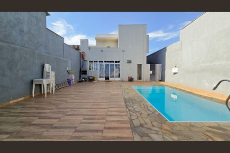 Casa à venda com 217m², 4 quartos e 3 vagas Casa à venda com 217m², 4 quartos e 3 vagasÁrea Externa