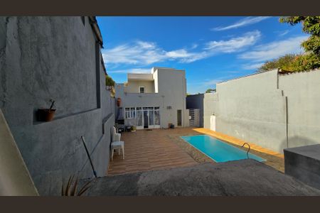 Casa à venda com 217m², 4 quartos e 3 vagas Casa à venda com 217m², 4 quartos e 3 vagasÁrea Externa