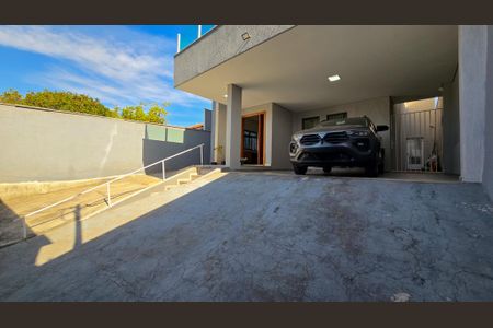 Casa à venda com 217m², 4 quartos e 3 vagas Casa à venda com 217m², 4 quartos e 3 vagasGaragem