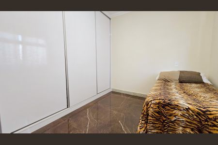 Casa à venda com 217m², 4 quartos e 3 vagas Casa à venda com 217m², 4 quartos e 3 vagasQuarto