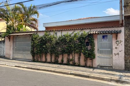 Casa à venda com 354m², 4 quartos e 4 vagas Casa à venda com 354m², 4 quartos e 4 vagasFachada