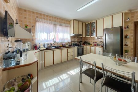 Casa à venda com 354m², 4 quartos e 4 vagas Casa à venda com 354m², 4 quartos e 4 vagasCozinha