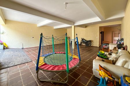 Casa à venda com 354m², 4 quartos e 4 vagas Casa à venda com 354m², 4 quartos e 4 vagasGaragem