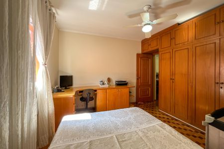 Casa à venda com 354m², 4 quartos e 4 vagas Casa à venda com 354m², 4 quartos e 4 vagasQuarto 2