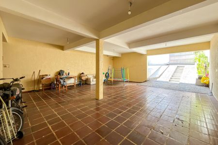 Casa à venda com 354m², 4 quartos e 4 vagas Casa à venda com 354m², 4 quartos e 4 vagasGaragem