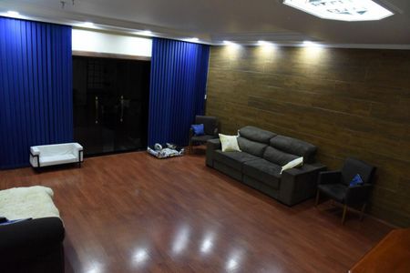 Casa à venda com 4 quartos, 303m² em Vila Carrão, São Paulo