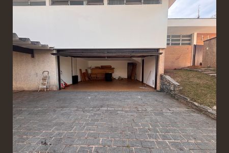 Casa à venda com 768m², 4 quartos e 12 vagas Casa à venda com 768m², 4 quartos e 12 vagasÁrea Externa