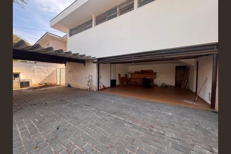Casa à venda com 768m², 4 quartos e 12 vagas Casa à venda com 768m², 4 quartos e 12 vagasÁrea Externa
