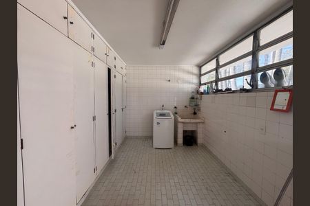 Casa à venda com 768m², 4 quartos e 12 vagas Casa à venda com 768m², 4 quartos e 12 vagasÁrea de Serviço