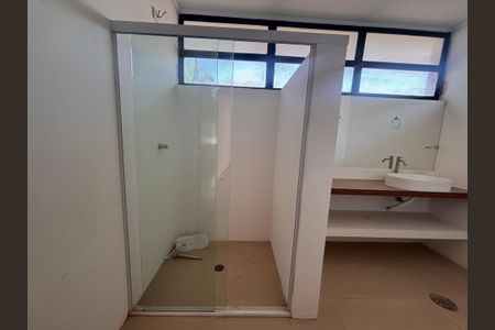 Casa à venda com 768m², 4 quartos e 12 vagas Casa à venda com 768m², 4 quartos e 12 vagasBanheiro da Suíte