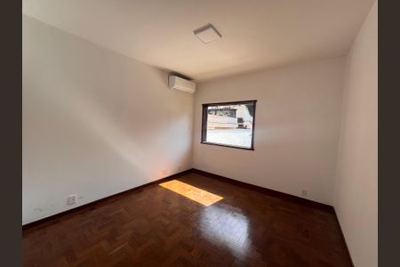 Casa à venda com 768m², 4 quartos e 12 vagas Casa à venda com 768m², 4 quartos e 12 vagasSuíte