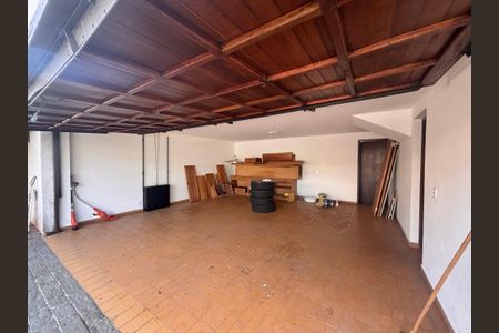 Casa à venda com 768m², 4 quartos e 12 vagas Casa à venda com 768m², 4 quartos e 12 vagasGaragem