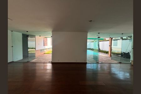 Casa à venda com 768m², 4 quartos e 12 vagas Casa à venda com 768m², 4 quartos e 12 vagasSala 1