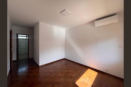 Casa à venda com 768m², 4 quartos e 12 vagas Casa à venda com 768m², 4 quartos e 12 vagasSuíte