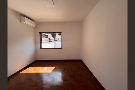 Casa à venda com 768m², 4 quartos e 12 vagas Casa à venda com 768m², 4 quartos e 12 vagasSuíte