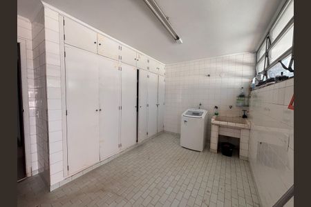 Casa à venda com 768m², 4 quartos e 12 vagas Casa à venda com 768m², 4 quartos e 12 vagasÁrea de Serviço