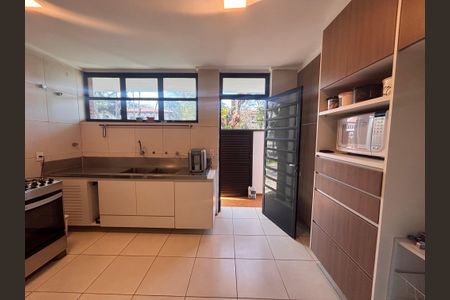 Casa à venda com 768m², 4 quartos e 12 vagas Casa à venda com 768m², 4 quartos e 12 vagasCozinha