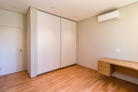 Casa de condomínio à venda com 1257m², 3 quartos e 3 vagas Casa de condomínio à venda com 1257m², 3 quartos e 3 vagasSuíte 2