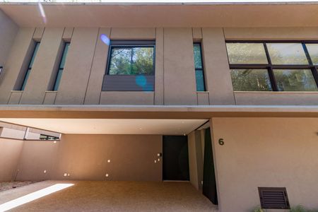 Casa de condomínio à venda com 1257m², 3 quartos e 3 vagas Casa de condomínio à venda com 1257m², 3 quartos e 3 vagasFachada