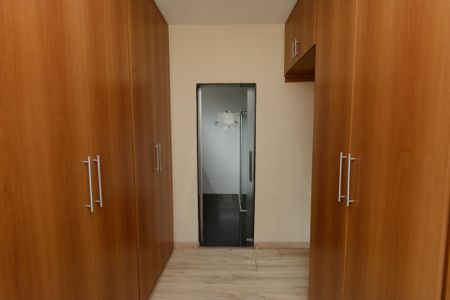 Casa para alugar com 398m², 3 quartos e 5 vagas Casa para alugar com 398m², 3 quartos e 5 vagasCloset da Suite 2