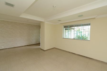 Casa para alugar com 398m², 3 quartos e 5 vagas Casa para alugar com 398m², 3 quartos e 5 vagasSala