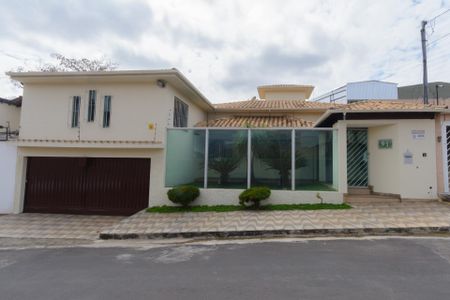 Casa para alugar com 398m², 3 quartos e 5 vagas Casa para alugar com 398m², 3 quartos e 5 vagasFachada