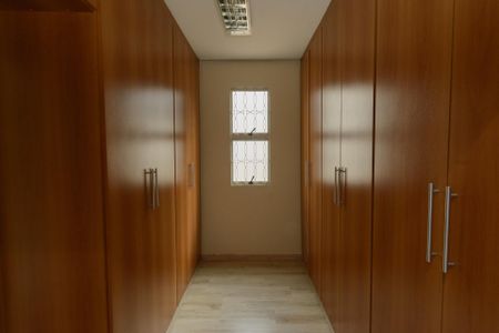 Casa para alugar com 398m², 3 quartos e 5 vagas Casa para alugar com 398m², 3 quartos e 5 vagasCloset da Suite 2